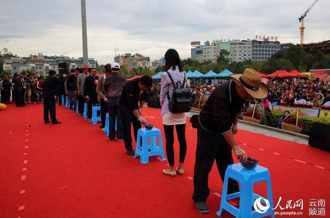  Cuộc thi ăn ớt năm nay tại Trung Quốc thu hút 30 người tham gia. Các thí sinh cố gắng ăn được nhiều ớt nhất nhưng không được uống nước trong suốt phần thi của mình.